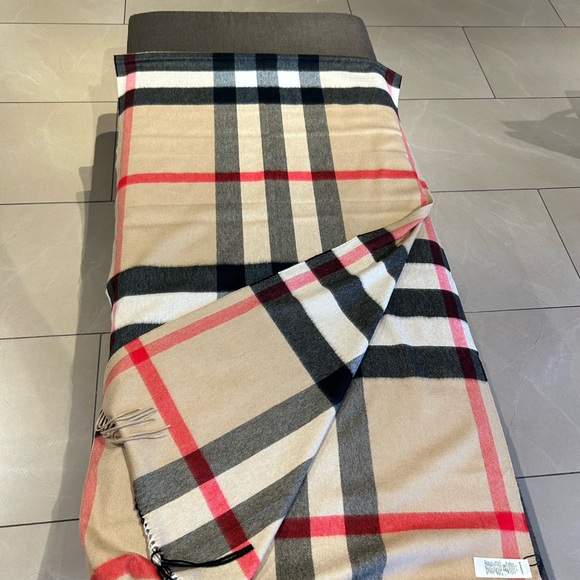 Burberry classic check scarf 🧣 - Picture 2 of 4